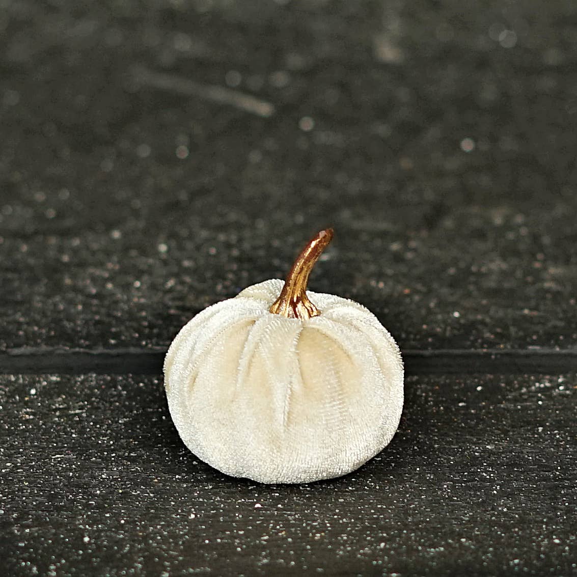 31343- Bag of 6 velvet 2in pumpkins with gold stem