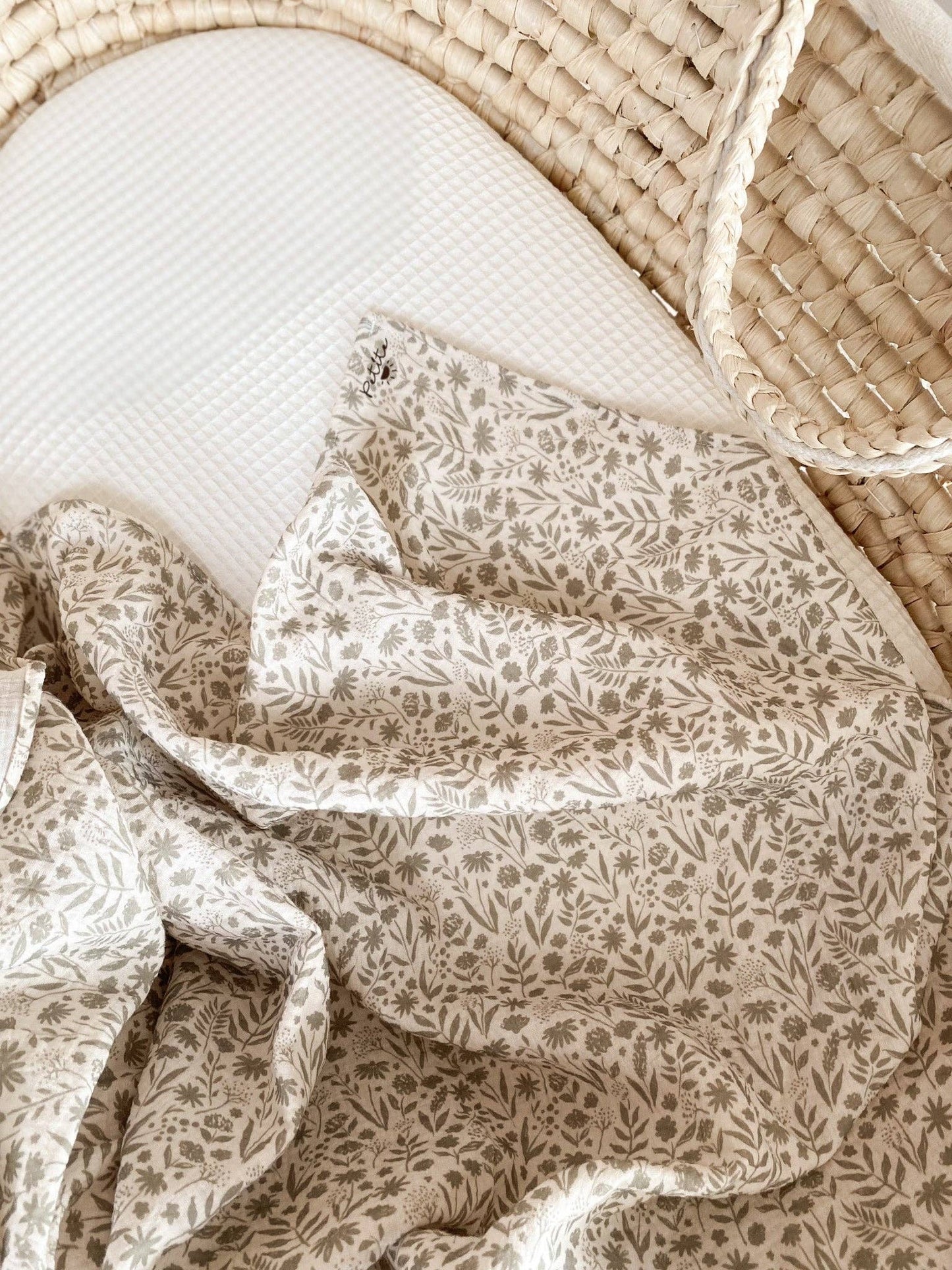 Baby swaddle / muslin wildflower - olive: Large