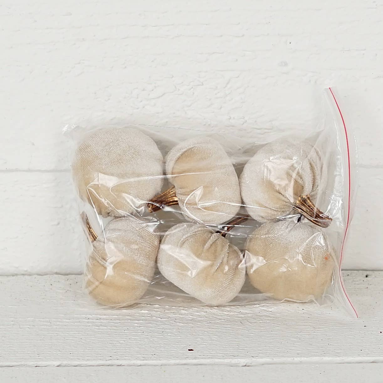 31343- Bag of 6 velvet 2in pumpkins with gold stem